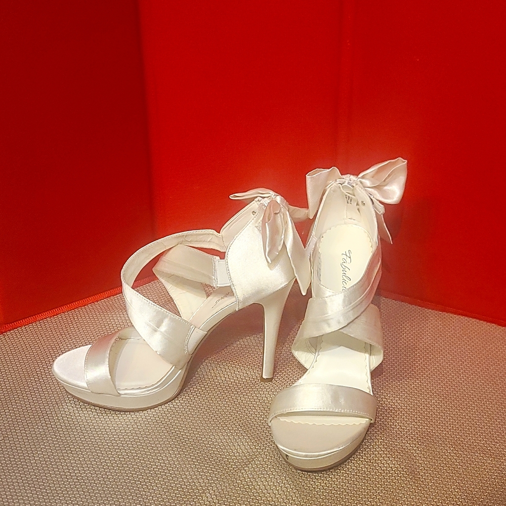 FABULICIOUS size 10 heels White zip up back with bows over back zipper